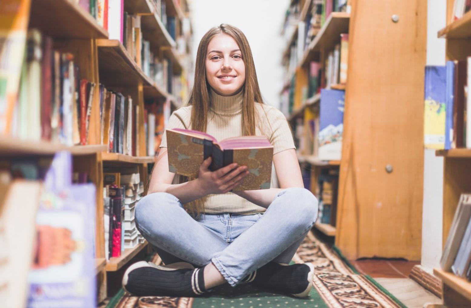 Oficina de glowingkinetic en Rosario con equipo trabajando en análisis de mercados