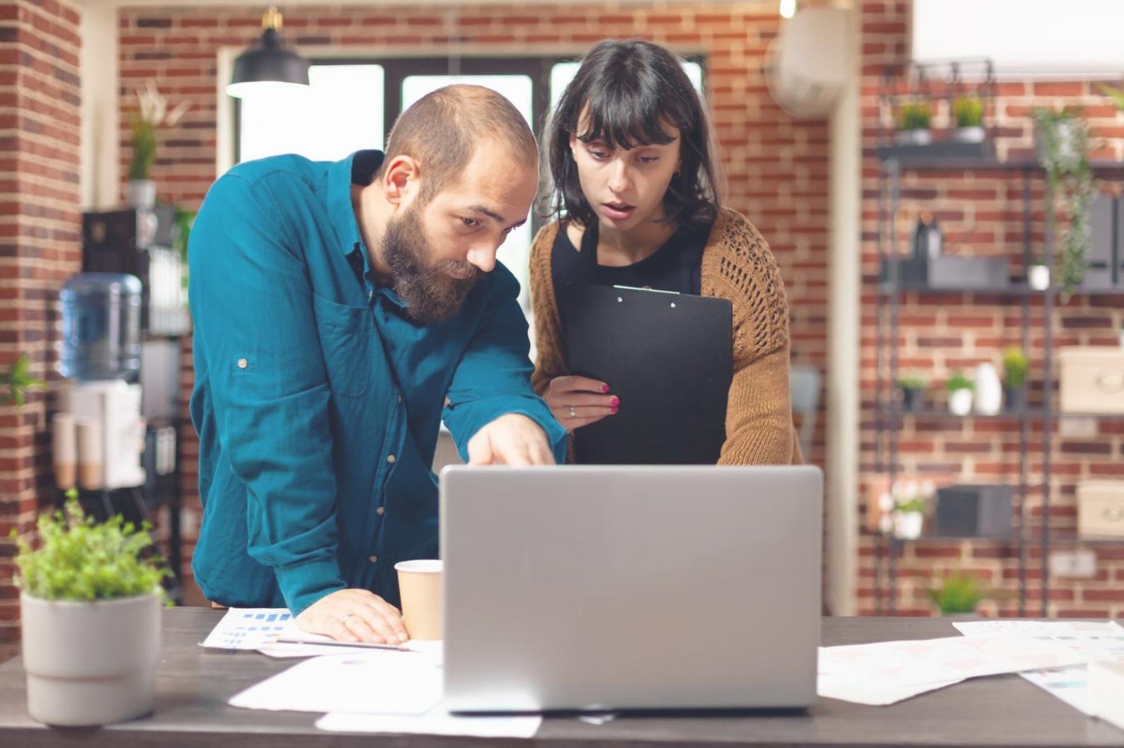 Escritorio con material de estudio sobre gestión de capital